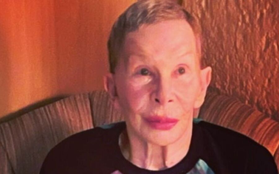 Curada de câncer, Rita Lee ganha elogios ao reaparecer na web em foto tirada pelo marido: Inspiração