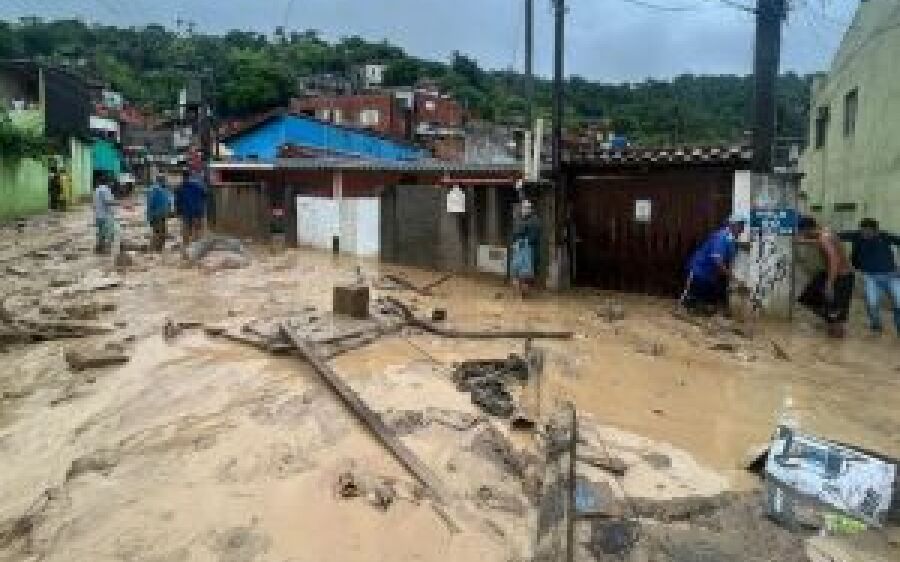 Temporal causa 36 mortes, deixa desabrigados e fecha estradas no Litoral Norte de SP