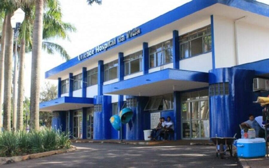 Motociclista desvia de bicicleta e morre ao bater em poste