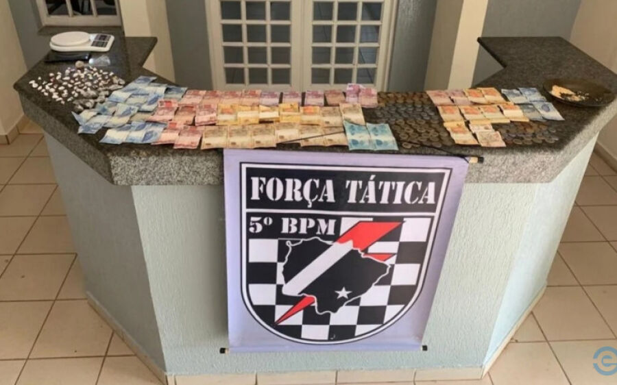 PM fecha boca de fumo, prende dois em flagrante e apreende dinheiro e drogas