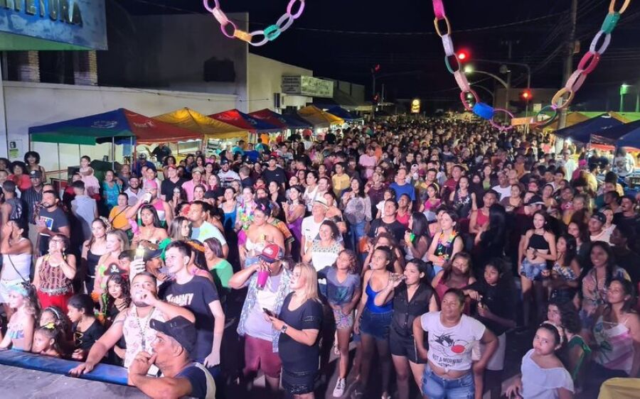 Coxim Folia 2023 leva multidão na praça Zacarias Mourão no primeiro dia do carnaval da retomada 
