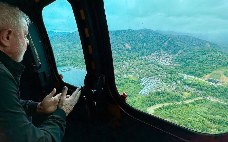 Em São Sebastião, Lula promete reconstrução de casas em áreas  seguras