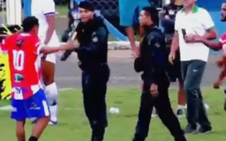 ‘Seu preto’: PM aponta arma para jogador do Coxim em confusão no campeonato estadual