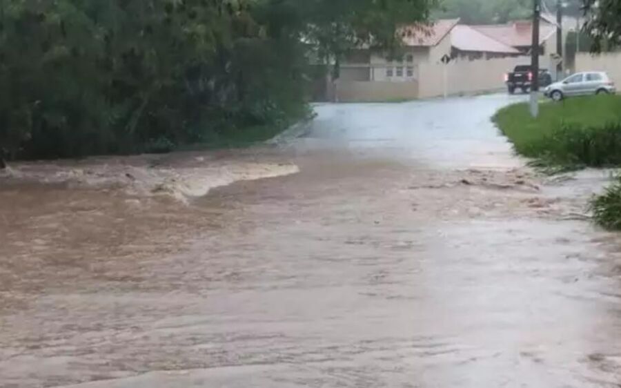 Com ponto de alagamento na MS-382, Defesa Civil alerta para chuva torrencial