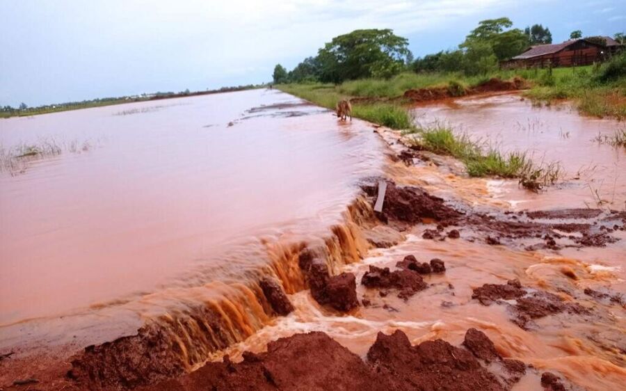 Barragem de obra no aeroporto de Dourados transborda e alaga casas