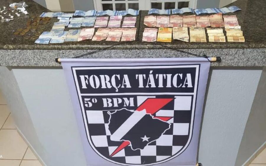 PM fecha mais uma Boca de Fumo, prende traficante e apreende dinheiro e drogas em Coxim