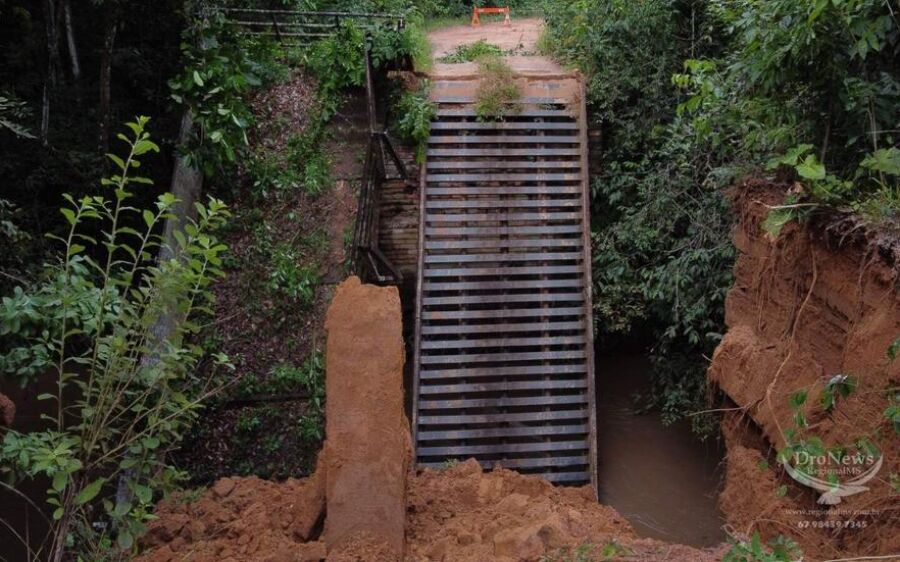Ponte de ferro desaba com a força da chuva em área rural de Alcinópolis