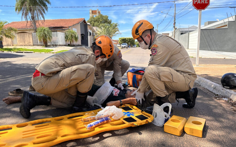 Idoso é socorrido com suspeita de fratura após cair de moto em Coxim
