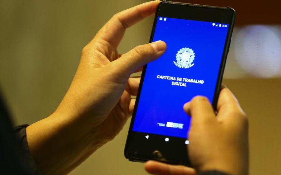 Emprego sem carteira assinada atingiu volume recorde em 2022