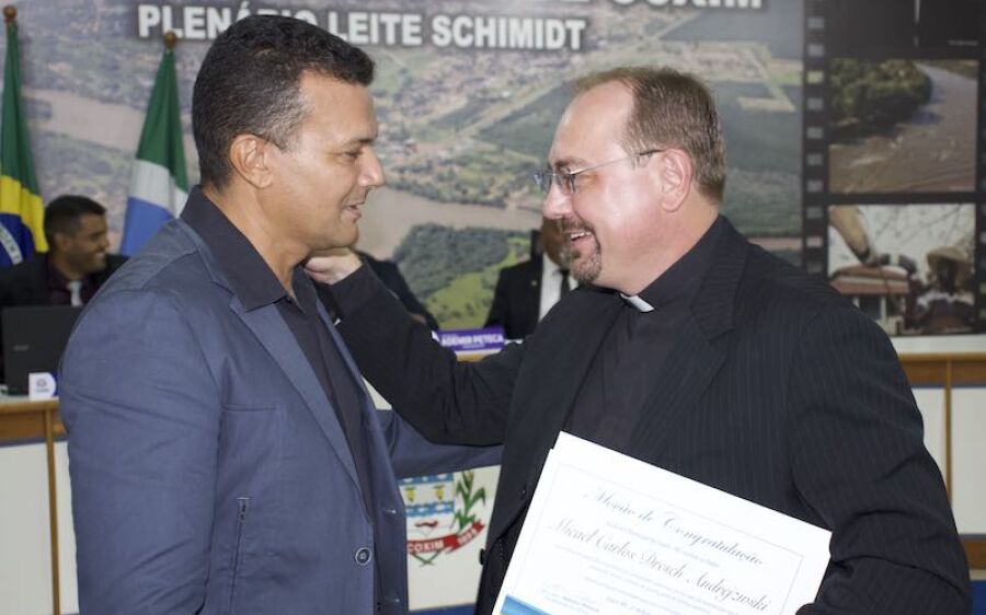 Vereador Carlos Henrique agracia Padre Micael com Moção de Congratulação