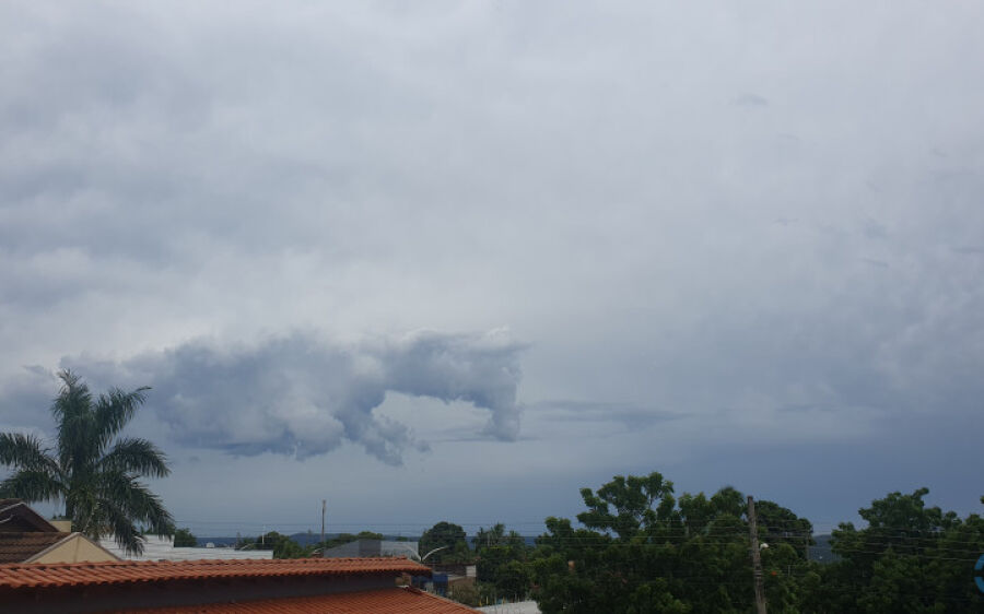 Mês começa com temperaturas amenas e alerta de tempestade