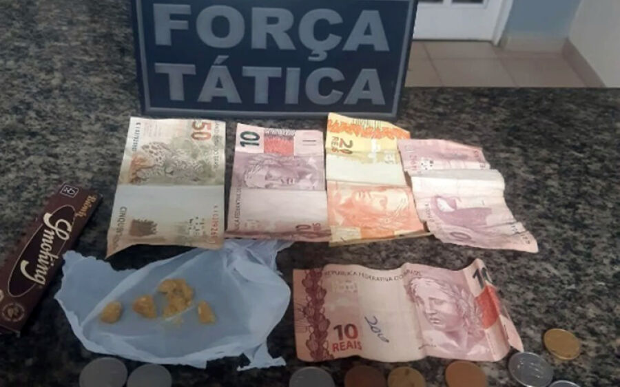 Jovem é presa por tráfico de drogas em Avenida de Coxim