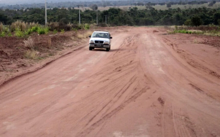Estrada da Barranqueira recebe revestimento para facilitar deslocamento na área rural de Coxim