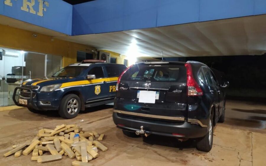 Casal que viajava com os filhos é flagrado transportando 98 quilos de maconha