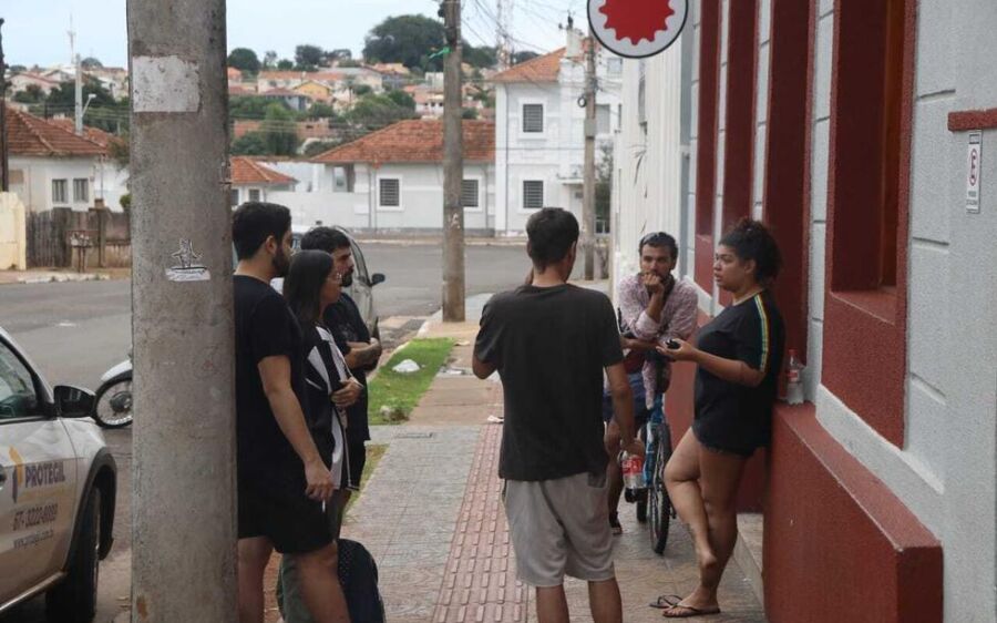 Amigos fazem força-tarefa para procurar jovem que sumiu após sair de boate em Campo Grande