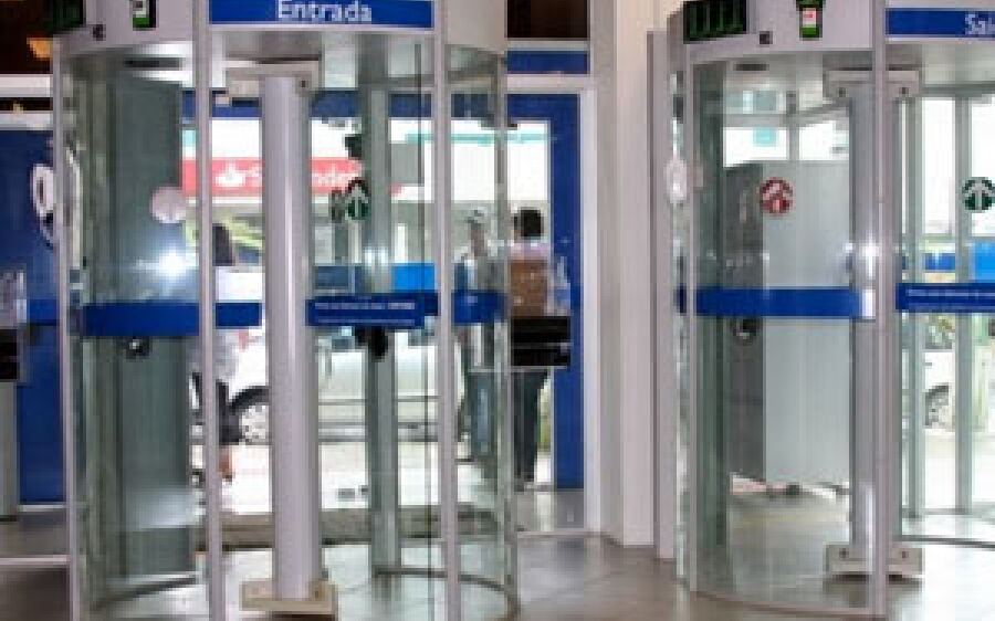 Justiça Federal condena  banco a indenizar cliente barrada  em porta giratória