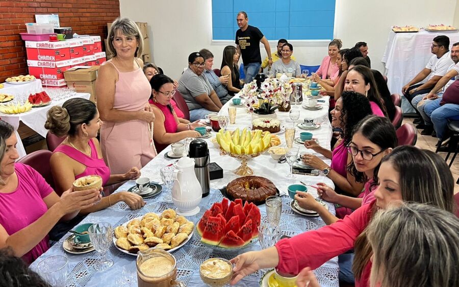 No dia Internacional da Mulher,  servidoras municipais de Coxim são  recebidas com flores e café da 