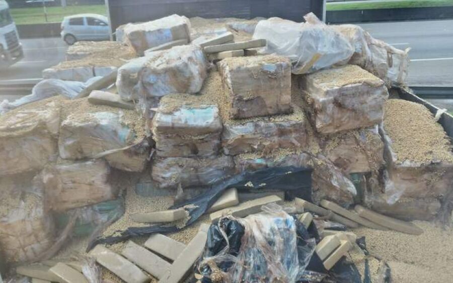 Caminhão com quase 4 toneladas de maconha em meio à soja é apreendido