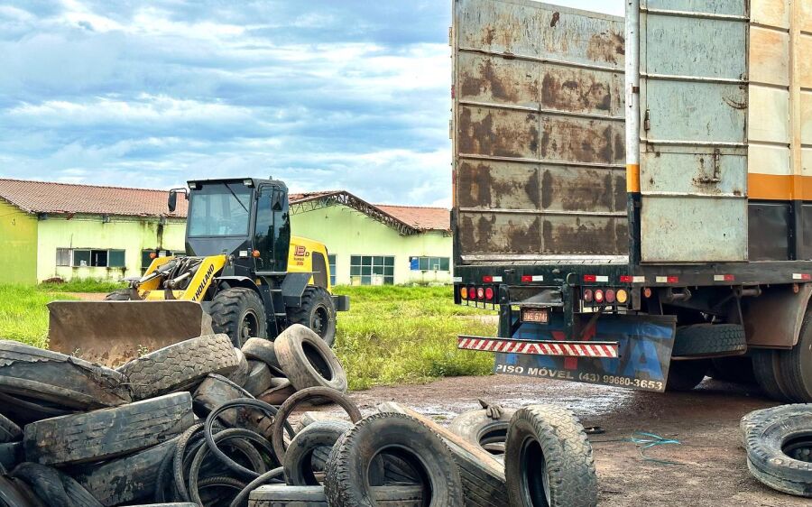 Coordenação de Vetores e endemias faz retirada de pneus velhos de borracharias da cidade