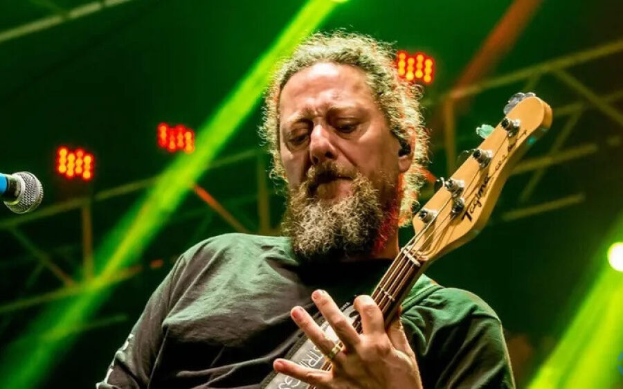 Morre aos 57 anos músico Canisso, baixista da banda Raimundos