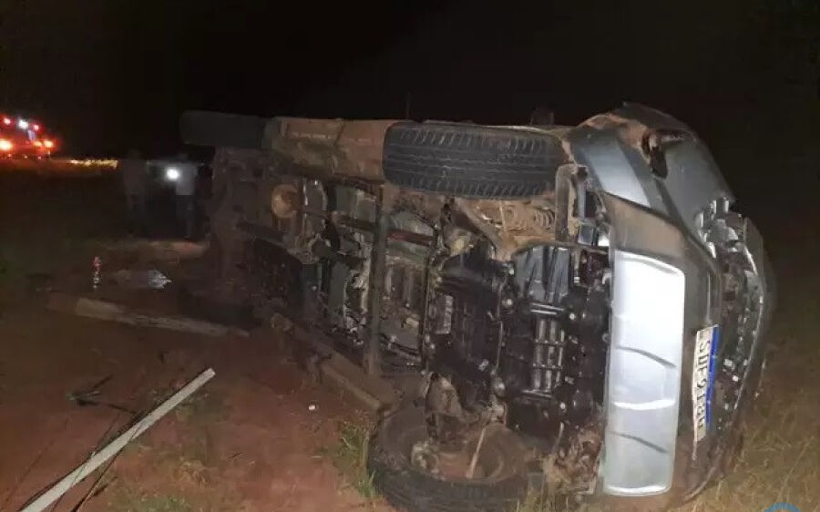Pai e filho morrem após caminhonete capotar na 060 em Paraíso das Águas