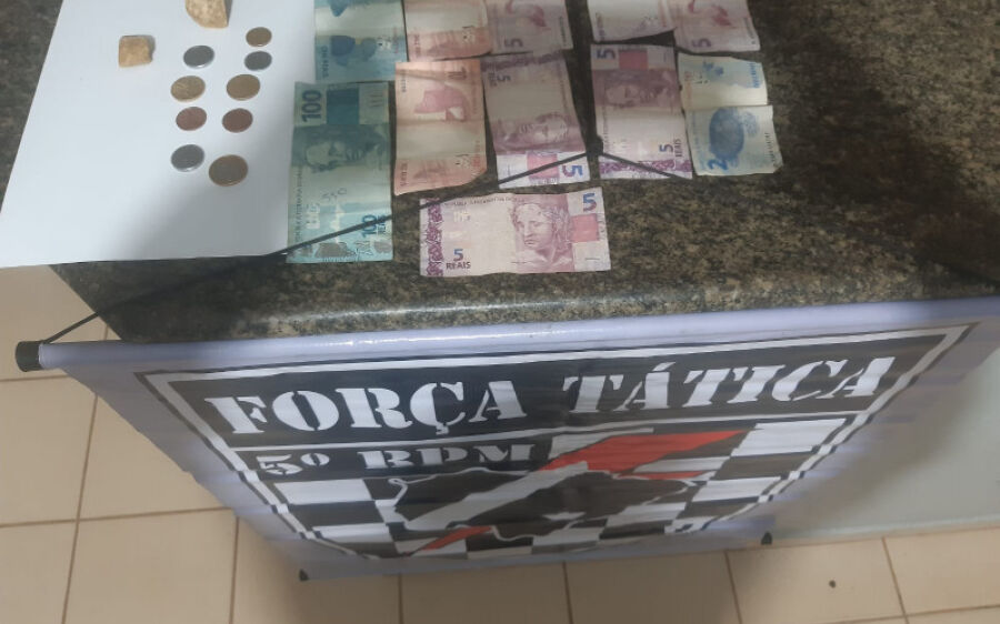 Força Tática fecha disque droga localizado no Senhor Divino e prende dois