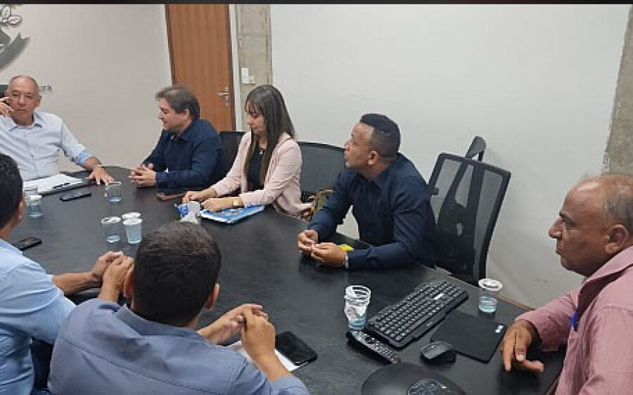 Com secretário Hélio Pelufo, Edilson Magro debate obras em andamento em Coxim