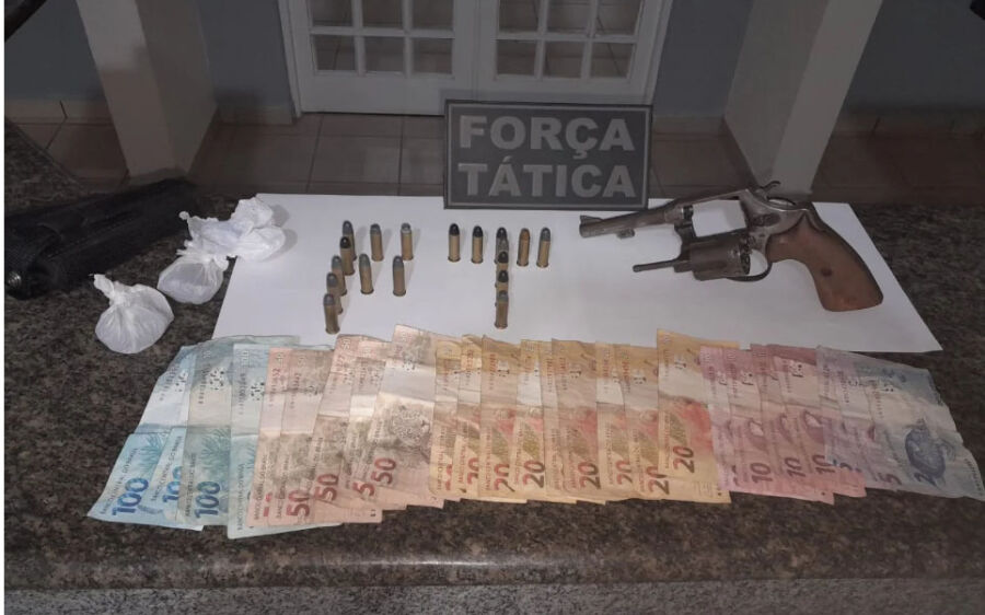 Polícia Militar prende jovem em flagrante por porte ilegal de arma e tráfico de drogas em Coxim