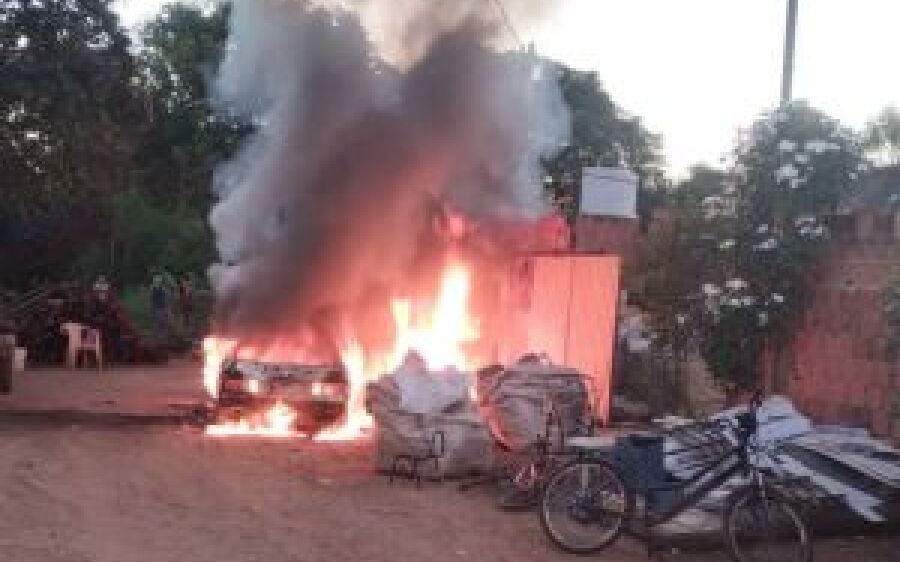 Dono se irrita com o próprio carro e acaba preso por incendiar o veículo