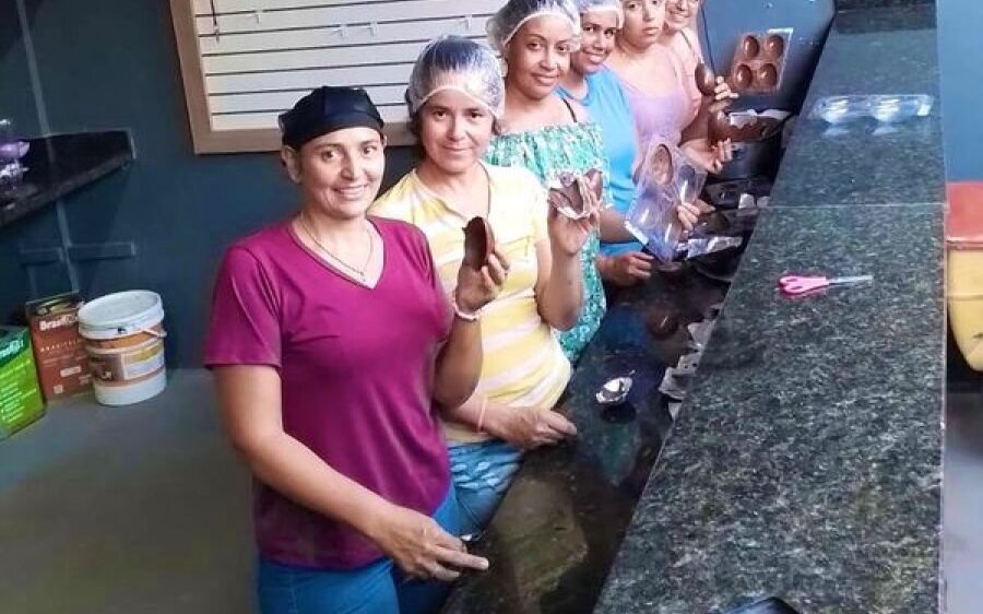 Professoras se unem para  confeccionarem ovos de  páscoa para alunos