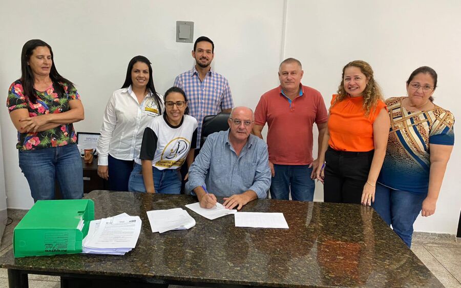 Prefeito Réus assina convênio com a Apae, Centro de Equoterapia e Secretaria de Assistência Social 