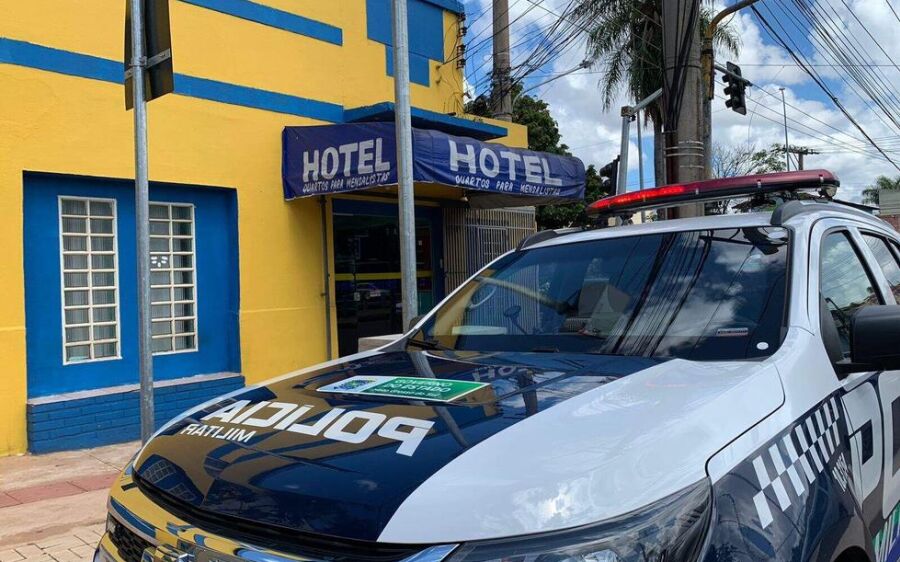 Dona de hotel vai cobrar diária e descobre hóspede morto em quarto