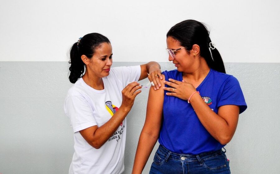 Secretaria de Saúde realiza vacinação contra Covid-19 e influenza  em instituições 