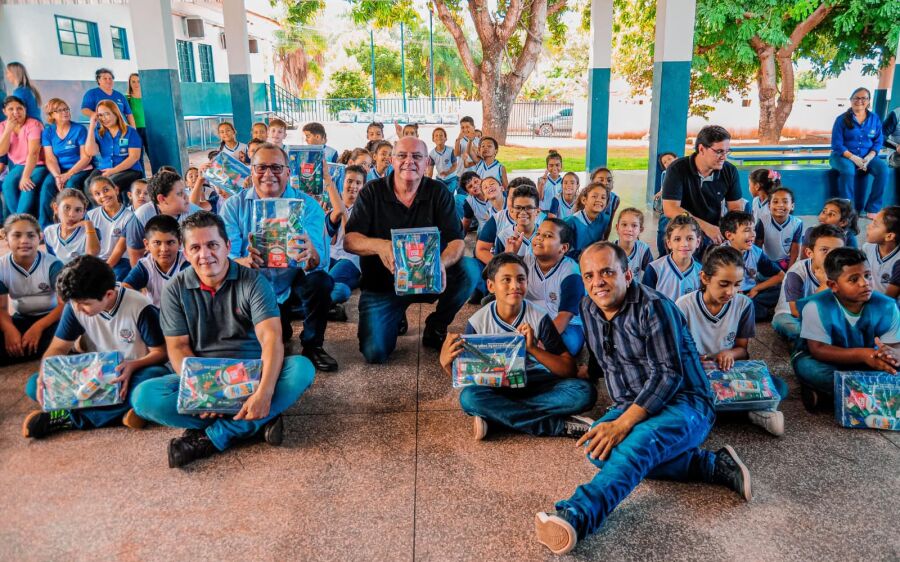 Prefeitura entrega mais de 2.500 kits escolares para alunos da rede municipal de Ensino