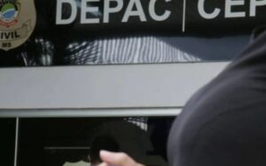 Aluno é flagrado com facas e martelo em escola e  levado para delegacia em Campo Grande