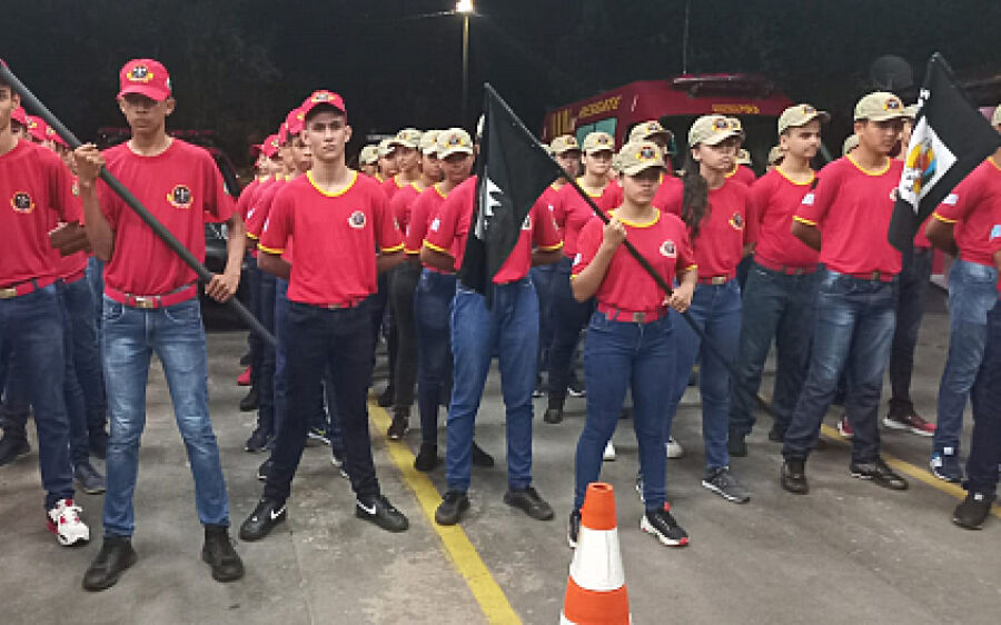Alunos do projeto “Bombeiros do Amanhã” recebem uniformes, após primeiro mês de adaptação