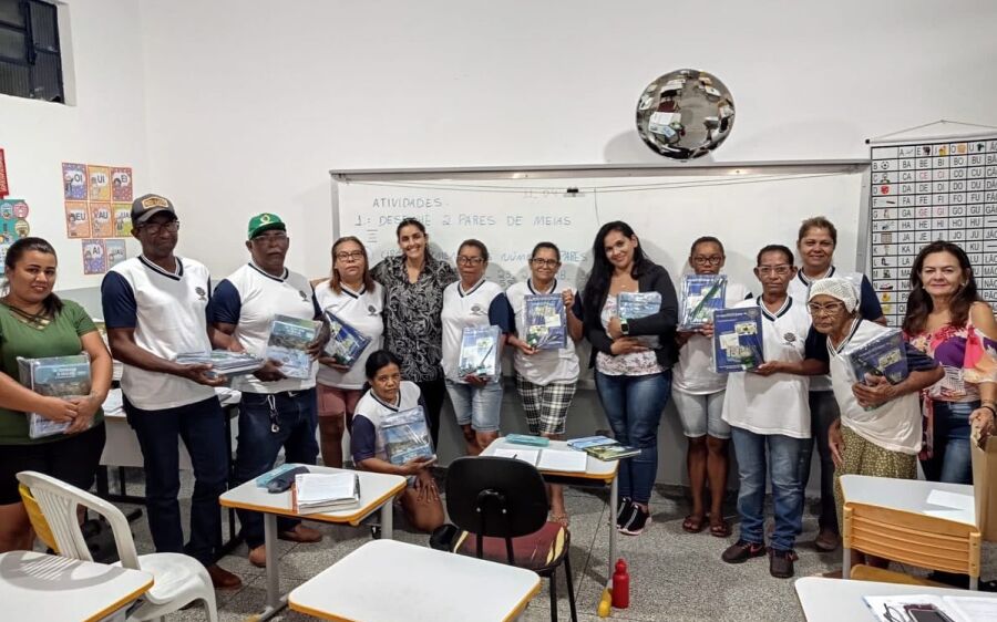 Prefeitura de Rio Verde entrega kits escolares para alunos da EJA