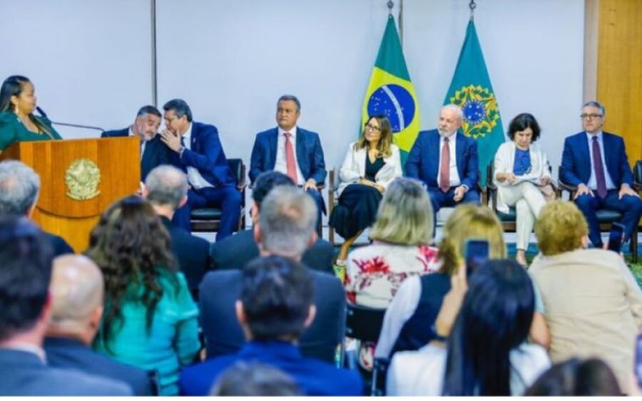 Lula assina projeto de lei que fixa piso salarial da enfermagem em R$ 4.750