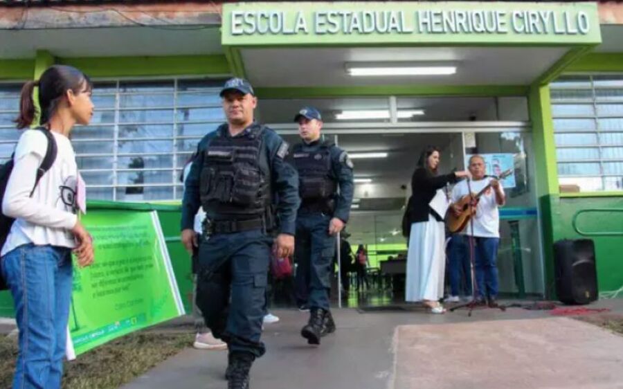 Escolas recebem alunos com viaturas, polícia e termômetro de sentimento