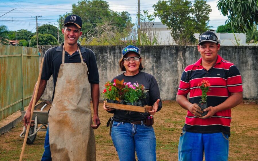 Comercial Pantanal adere ao projeto “Adote um ESF” e ajuda florir o  Jardim do Vó Margarida em Rio V