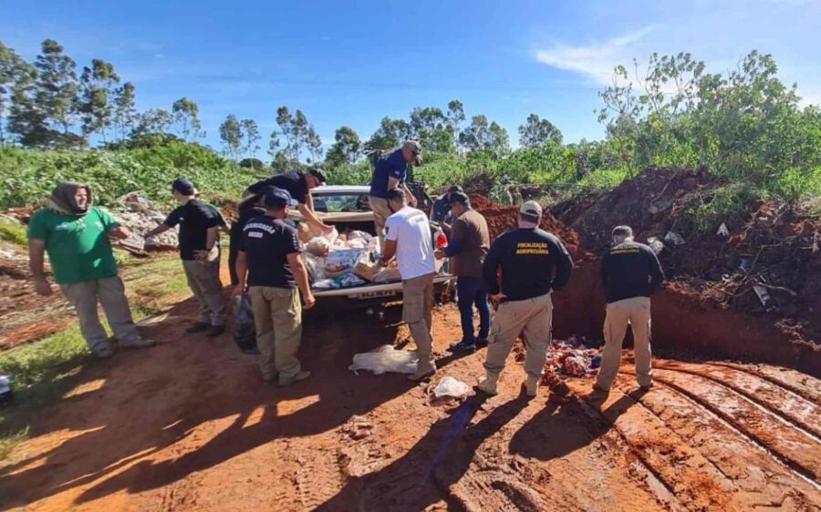 Donos de mercados são presos com quase 700kg de carne impróprios para consumo