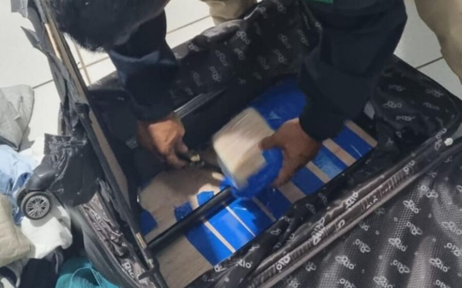 Passageiro de ônibus é preso ao ser flagrado transportando pasta base de cocaína, em Camapuã
