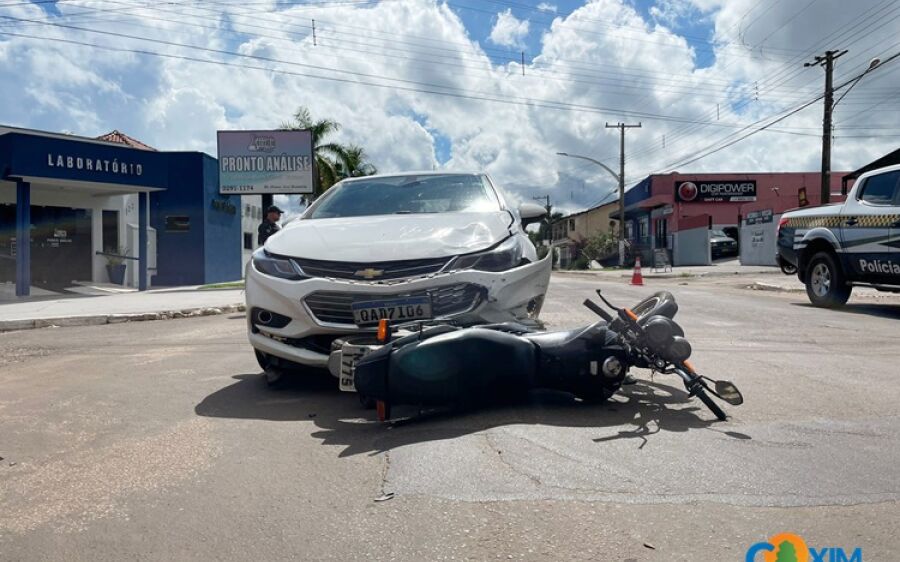 Mulher fica ferida em colisão entre motocicleta e carro na Avenida Gaspar Ries Coelho em Coxim
