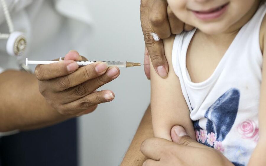 Vacina BCG não protege profissional de saúde de covid-19, diz estudo