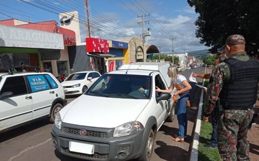 Ação de conscientização sobre maus tratos de animais no abril laranja é realizada em Coxim