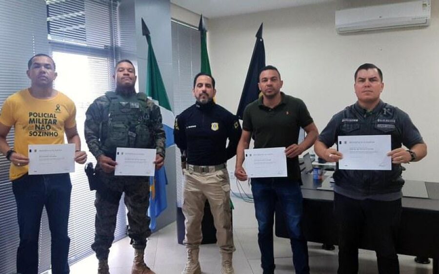 Policiais que resgataram vítimas de acidente na BR-060 são homenageados