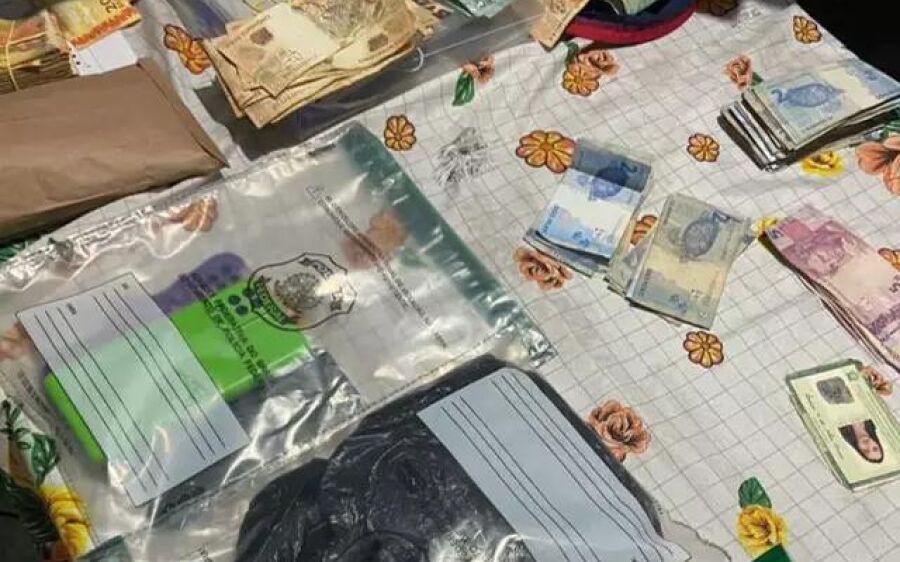 Mulher pagava adolescentes para espalhar notas falsas pela cidade