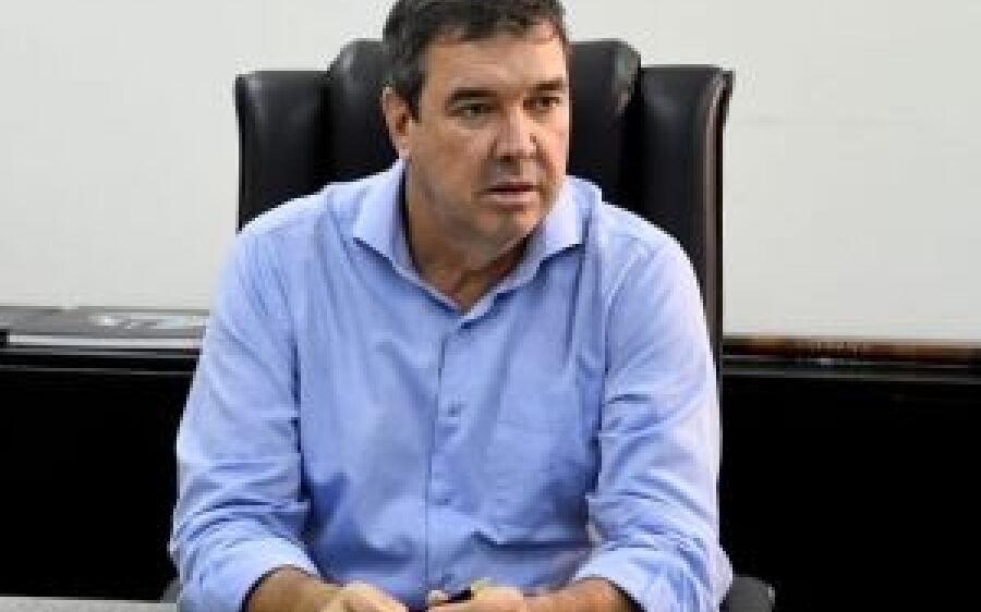 Eduardo Riedel tem celular clonado e alerta para mensagens suspeitas
