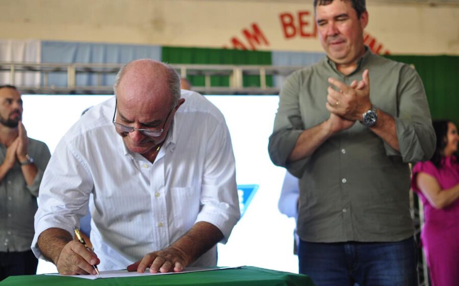 Governador Riedel assina liberação para beneficiários iniciarem a construção nos 57 lotes urbanizado