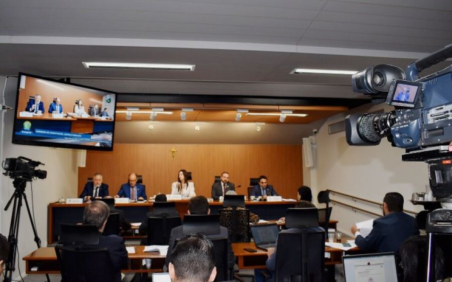 Proposta que beneficia  população com redução de  impostos passa pela CCJR